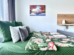 Апартаменты Истоман Two с видом на пруд