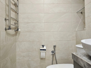 Апартаменты Newly Renovated Condo, Steps to Republic Square