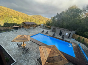 Частный дом с баней бассейном и мангалом на берегу реки