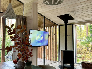 Частный дом у озера с террасой Сосновый дом