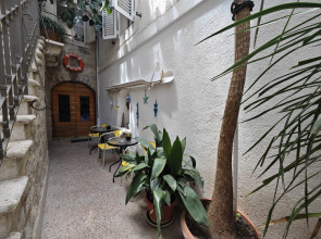 Отель Beatrix Suites