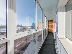 Апартаменты с балконом на Челюскинцев 21