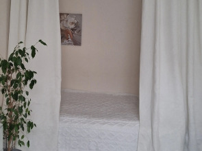 Квартира с подвесными креслами из ротанга на панорамной лоджии