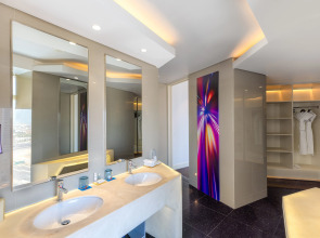 Отель V Hotel Dubai Curio Collection by Hilton