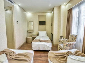 Отель Flori̇na