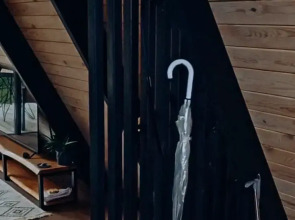 Шале А-фрейм с панорамным остеклением и террасой