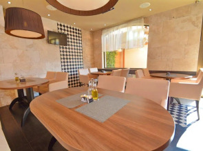 Отель Swiss Holiday