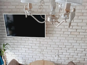 Квартира с подвесными креслами из ротанга на панорамной лоджии