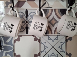 Квартира с подвесными креслами из ротанга на панорамной лоджии