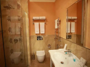 Отель West Inn Palace