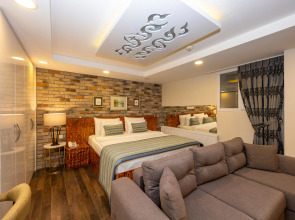 Отель The Marions Suite