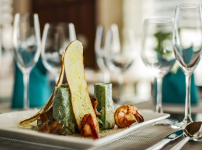 Отель Maximilan Danang Beach