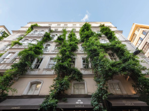 Adahan DeCamondo Pera, Autograph Collection