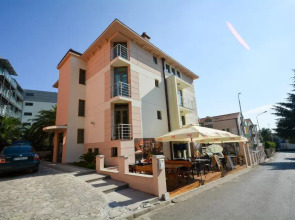 Отель Swiss Holiday