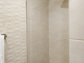 Апартаменты Newly Renovated Condo, Steps to Republic Square