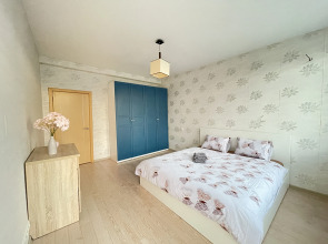 Апартаменты трёхкомнатные в центре города с балконом