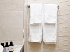 Апартаменты Newly Renovated Condo, Steps to Republic Square