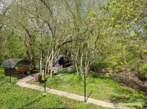 Частный дом у горной реки