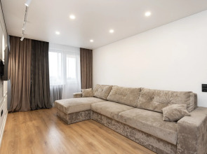 Квартира уютная трехкомнатная с двумя балконами рядом с островом Канта