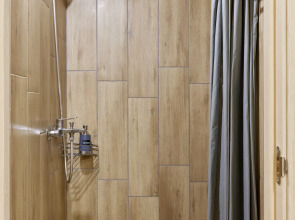 Меблированные Комнаты Rush in Aparts в Центре Мансардный Номер с Двуспальной Кроватью и Удобной Общей Кухней Рядом Улица Баумана