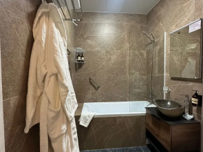 Апартаменты студия с видом на Кавказские горы есть бассейн и баня