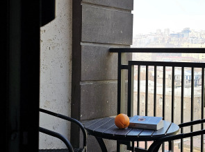 Апартаменты Newly Renovated Condo, Steps to Republic Square