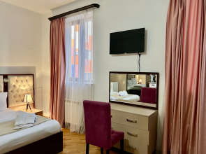 Отель Castle Family