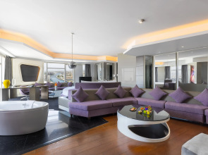 Отель V Hotel Dubai Curio Collection by Hilton