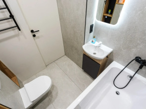 Квартира уютная трехкомнатная с двумя балконами рядом с островом Канта