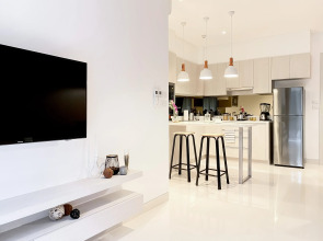 Апартаменты 2 спальни с видом на озеро в шаге от моря