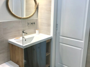 Шале на Скале с Видом на Озеро