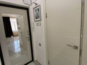 Апартаменты в современном стиле с камином