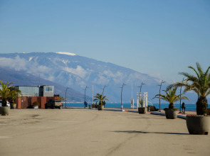 Квартира для 4х гостей в минуте от моря с оборудованной кухонной зоной и просторным душем