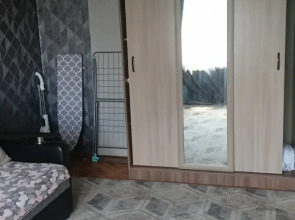 Апартаменты Двухкомнатная квартира с ремонтом рядом с озером