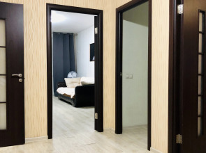 Апартаменты Шикарная двухкомнатная квартира с раздельными комнатами и балконом