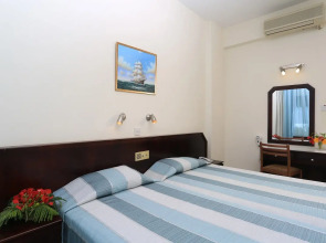 Отель Jacaranda Apartments