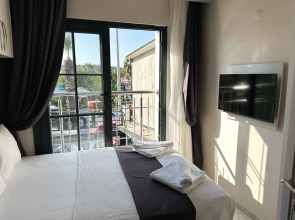 Отель Bed&Breakfast Marina Lora