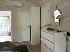 Частный дом у озера с террасой Сосновый дом