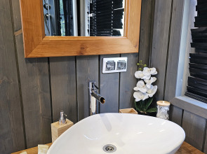 Коттедж Черничный Склон Violet House