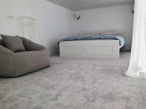 Апартаменты Новые с Высокими Окнами на Пешеходной Улице