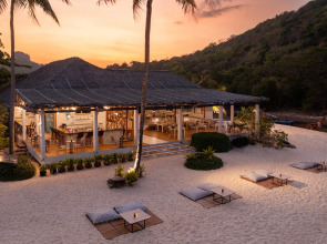 Отель Saii Phi Phi Island Village