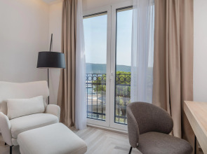 Lazure Hotel and Marina