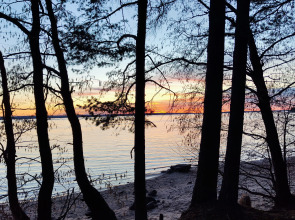 Частный дом Новый 6 местный дом у озера с банным чаном и баней.