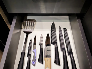 Апартаменты Newly Renovated Condo, Steps to Republic Square