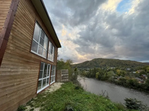 Частный дом с баней бассейном и мангалом на берегу реки