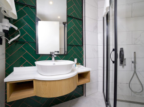 Отель Leaf Port Boutique