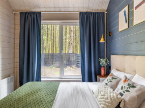 Частный дом в еловом лесу