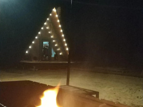 Дом А-фрейм с банным чаном у леса