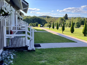 Частный дом у реки