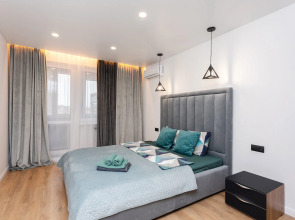 Квартира уютная трехкомнатная с двумя балконами рядом с островом Канта